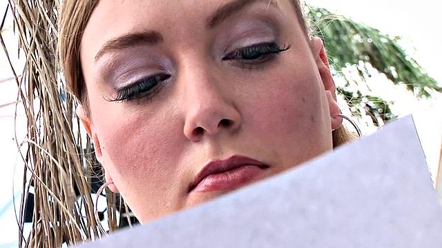 жесткая транс-блондинка устраивает новенькой адскую проверку в кухне