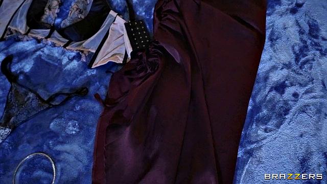 Похотливая жена Phoenix Marie заказывает жёсткий трах на стороне, пока муж спит рядом.