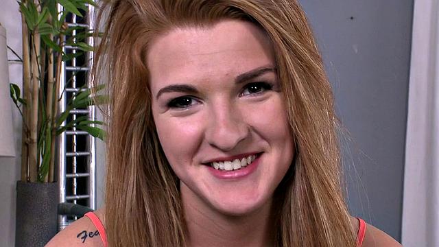 южная блондинка охреневает от огромного члена и шутит, чтобы не заплакать