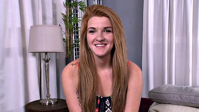 южная блондинка охреневает от огромного члена и шутит, чтобы не заплакать