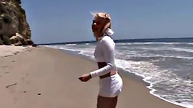 Teen fingered on the beach