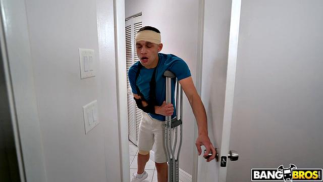 Джонни придумал травму, чтобы медсестра Violet Myers занялась его членом вместо папы - медицинская помощь по-взрослому, папа так и не дождался очереди.