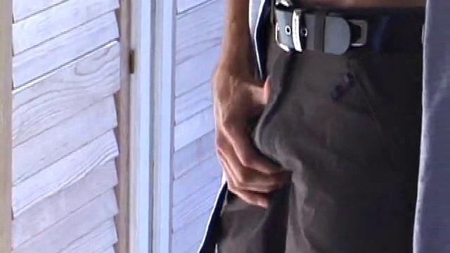 марки заводит себя до экстаза, его член мощно пульсирует