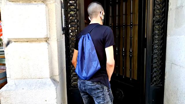 Жеребец с большим членом жестко трахает тугую жопу и кончает глубоко внутрь