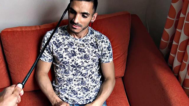 два латинских друга смеются и обливаются кончой на камеру