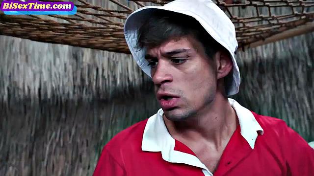 Расслабленная блондинка с аппетитной жопой трахает двух бисексуалов в жаркой тройке.