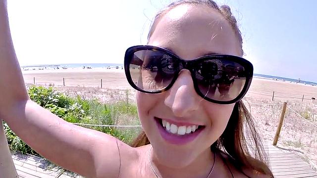 Брюнетка в очках трахается в парке, садится сверху и получает в анал