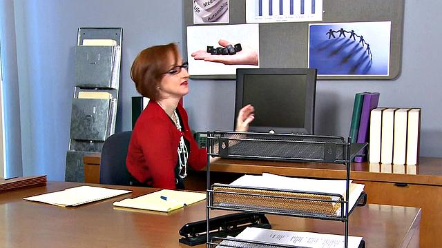 начальница Layla трахается с уволенным подчинённым на прощание