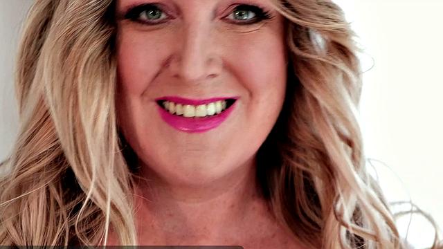 Holly Wood: Big Boobs & Bikinis