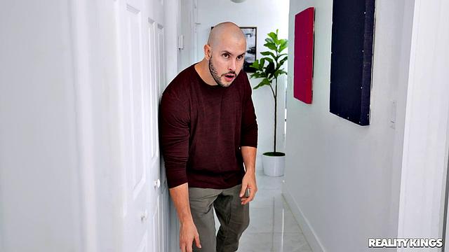 Юлия Кей ловит соседа за горячим делом и жестко трахается в душе с Дунканом Сентом.