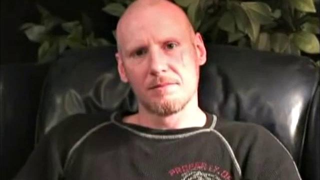 Рэй вернулся из тюрьмы и сразу дрочит зрелого мужика в камере, сперма течет по руке - гей аматорка с намёком на опыт зрелых мужчин.