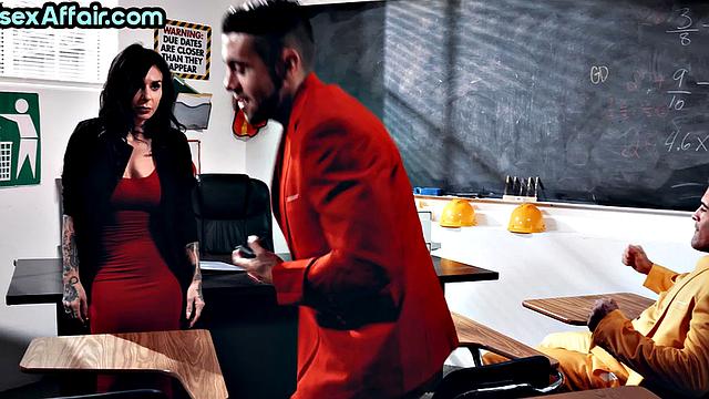 Beauty teacher cockriding in 3some