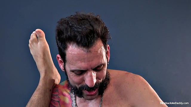 Два парня трахаются на кровати без стеснения