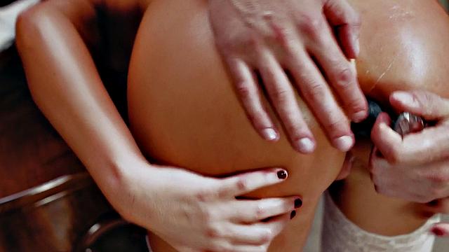 зрелая в сексуальных чулках принимает анально и кайфует от римминга