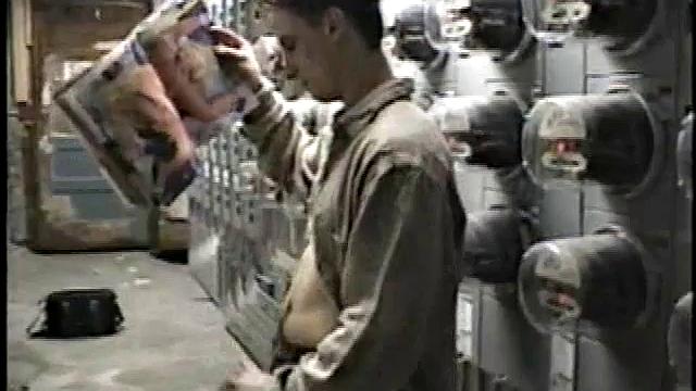 Марк дрочит на камеру, сперма льется ручьем