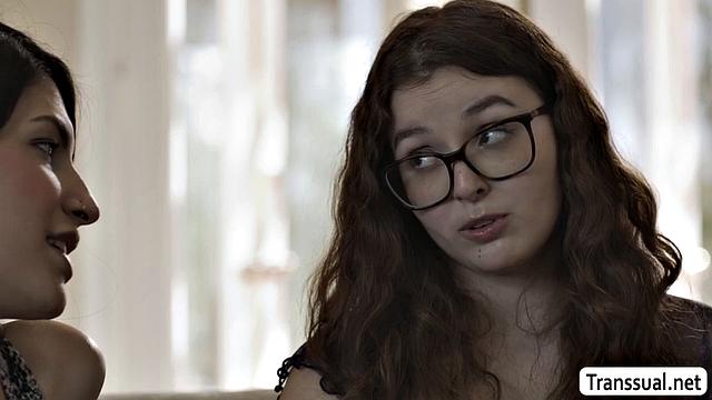 Соседка транссексуалка получает глубокий минет и жарко трахается с подругой во дворе.