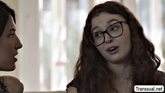 Соседка транссексуалка получает глубокий минет и жарко трахается с подругой во дворе.