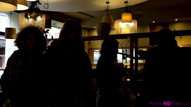 попробуй сладкие киски леси и эльзы на природе