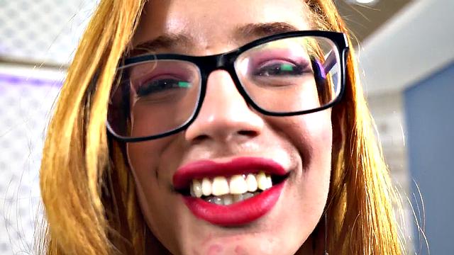 Рыжая транса с большими сиськами дрочит член в кружевном белье на кровати