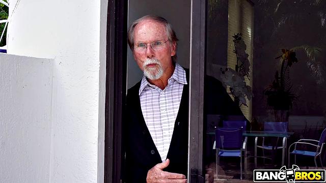 Кира Перес не выдержала и отсосала отчиму, а он показал, что старый конь ещё даст жару - теперь дед доволен, а Кира довольнее всех.