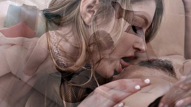 Смазанные подружки забыли про трусы и устроили шоу с кисками