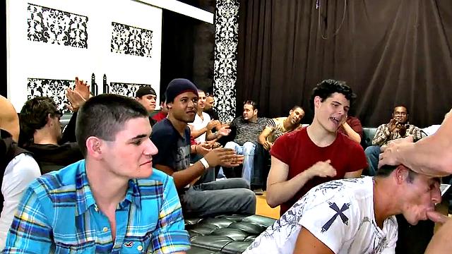 Стриптизеру на вписке перепадает больше минетов, чем денег