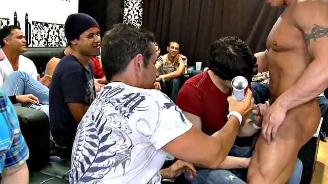 Стриптизеру на вписке перепадает больше минетов, чем денег