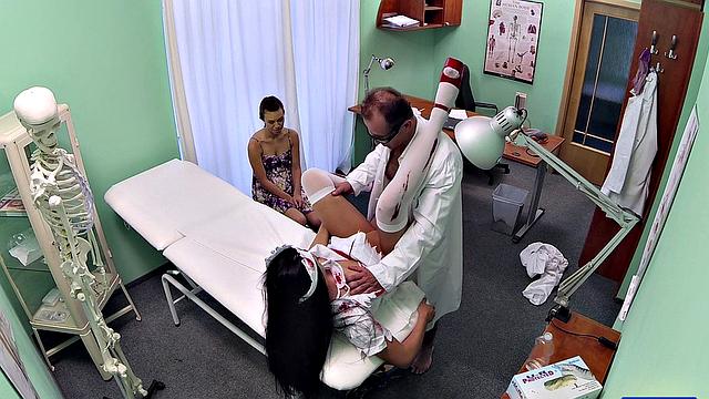 доктор и медсестра соблазняют замужнюю пациентку на тройничок