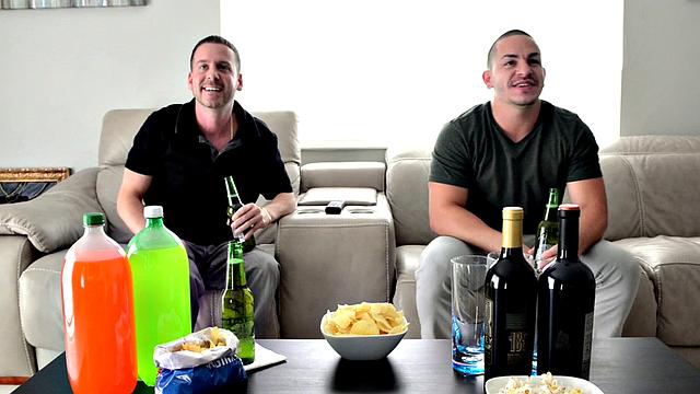 пышная блондинка устраивает анальные развлечения на вечеринке для друзей