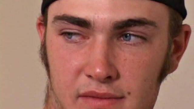 мужик дрочит и кончает на камеру