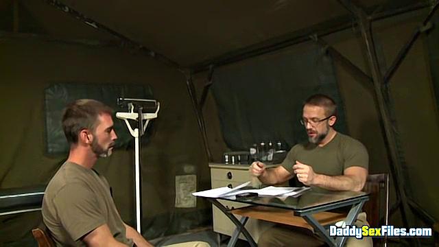 В армии, много членов - Дирк Кейбер, Джо Паркер