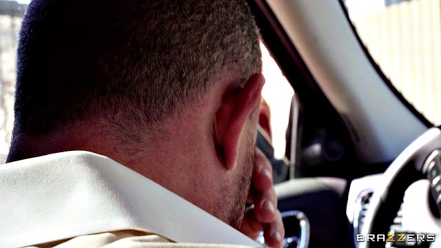 Кали Картер соблазняет друга мужа на измену с анальным трахом и глубоким минетом в спальне, пока никто не видит.