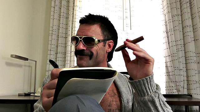 райли никсон отдается доктору карлу на диване - страсть и разврат