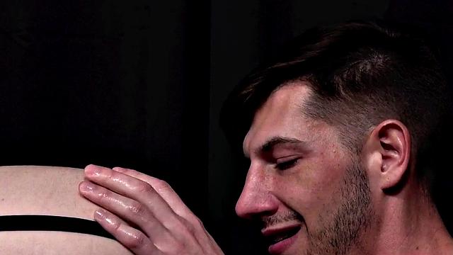 Athletic top stud fucks twink in bareback anal sex