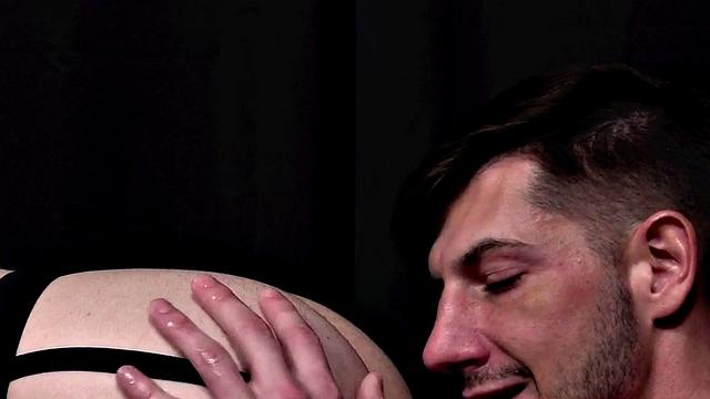 Athletic top stud fucks twink in bareback anal sex