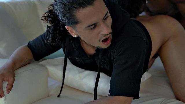 Black muscle rims bottom before bareback in couple