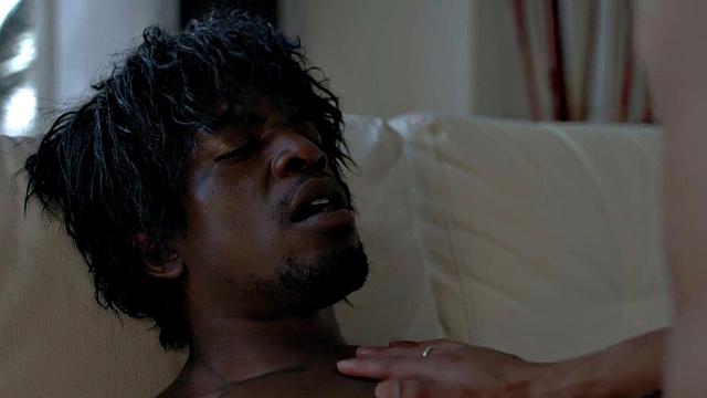 Black muscle rims bottom before bareback in couple