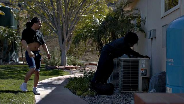 Black muscle rims bottom before bareback in couple