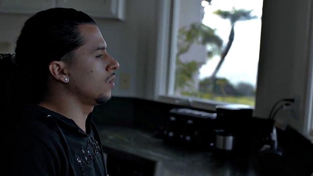 Black muscle rims bottom before bareback in couple