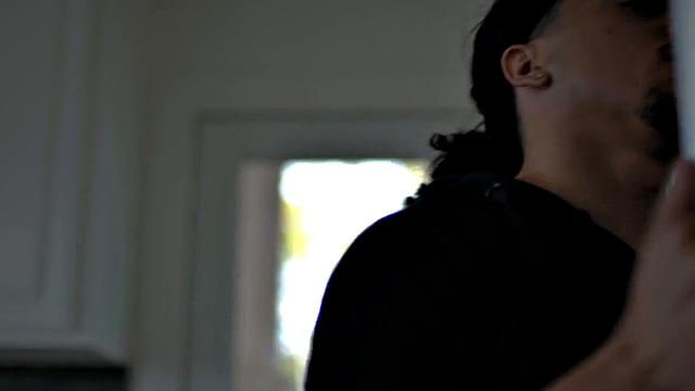 Black muscle rims bottom before bareback in couple