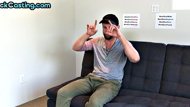 Брутальный качок с бородой дрочит на кастинге в одиночку