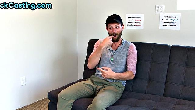 Брутальный качок с бородой дрочит на кастинге в одиночку