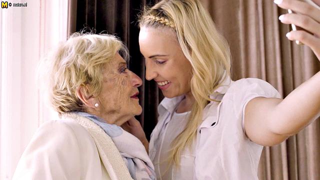 Бабушка учит подругу лизать так, что язык устает раньше них