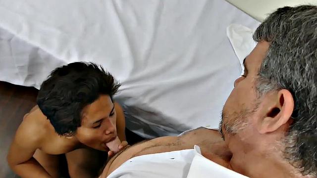 японский щуплый твинг трахается без гондона с врачом в медкабинете