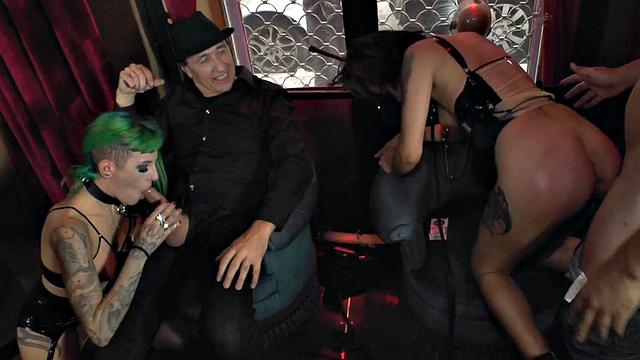 Пирсингованные шлюхи в латексе устраивают жёсткую BDSM оргию на публике