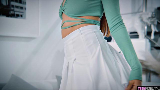 Сакура Хелл заводит на грань греха и похоти