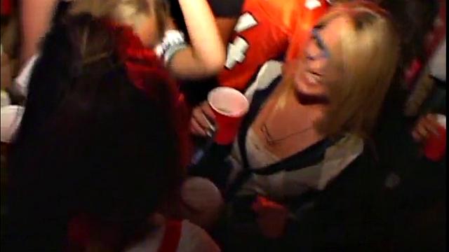 шлюха в очках отрывается на студенческой вечеринке, трахается и сосёт