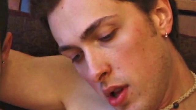 луно и джус соревнуются в минетах, а потом на очереди волосатая задница