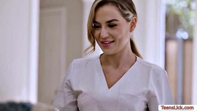 Блейк Блоссом дает массажистке полизать свою киску после массажа от Милли Морган.