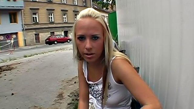 публичная шлюха получает жесткий трах на улице